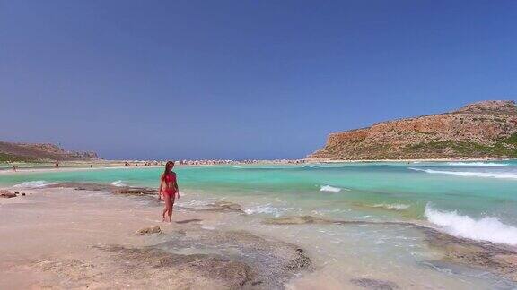 Balos海滩克里特岛希腊那个女孩正在海边散步空中无人机拍摄