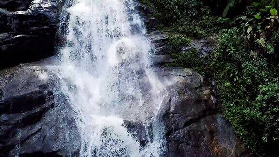 瀑布在绿色森林的自然环境中多莉拍摄