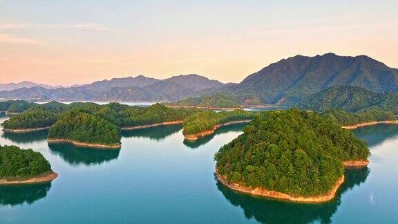 杭州千岛湖日出时的航拍画面