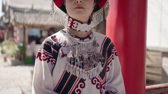 穿着中国少数民族服装的妇女云南中国