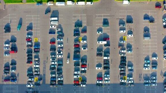 从空中俯瞰停车场许多车在超市购物在城市杂货店