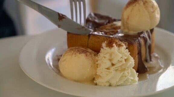 蜂蜜吐司配香草冰淇淋和巧克力