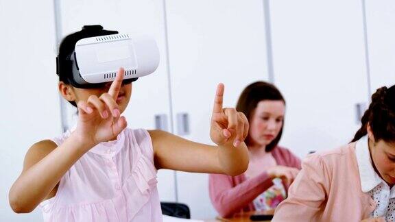 女生在教室里使用虚拟现实头盔