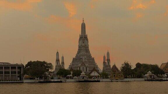 日落时分阮氏寺的时间流逝WatArun或称为寺庙的黎明是一个佛教寺庙位于曼谷Yai区在曼谷泰国;改变运动