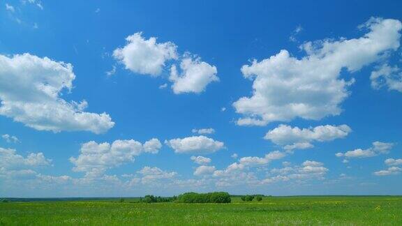 天空中流云的影子在乡村的绿色草地上流动广角镜头间隔拍摄