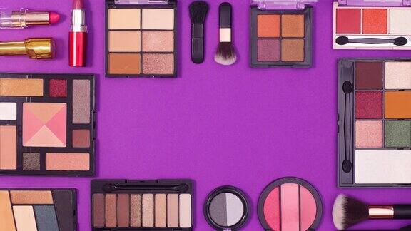 化妆化妆品框架与复制空间上的紫色背景停止运动