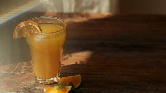 一杯橙汁桌上放一片橘子