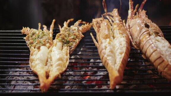 用火烤对虾或龙虾