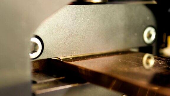 切刀部分落在铜板上形成必要的长度