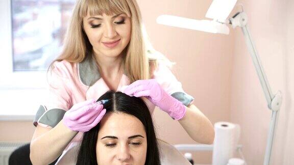 针消脂美容师在女人的头部注射增强头发和它们的生长
