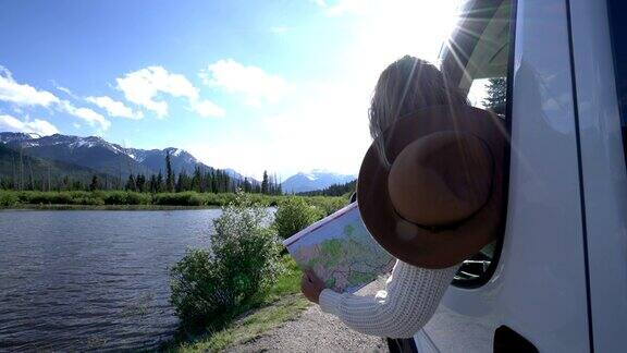 美丽的山路风景一位在加拿大旅行的女士看了看路线图