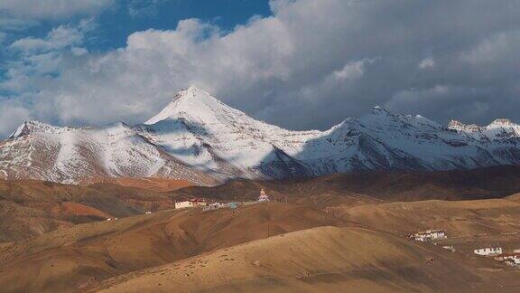 兰扎佛像身后被雪覆盖的山峰