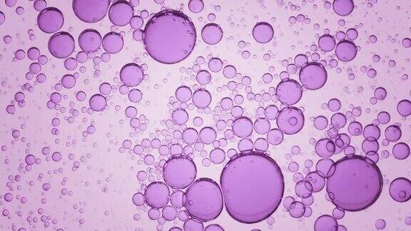 紫色透明气泡在透明液体中自发运动
