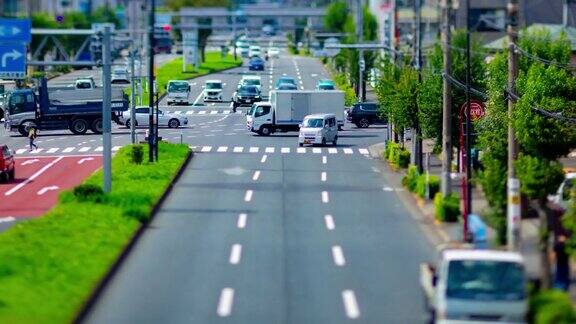 东京城市街道上的微型交通堵塞的时间间隔缩小
