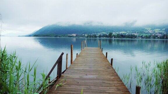 在奥地利阿尔卑斯山的一个风景如画的高山湖泊上的老木码头Steaducam拍摄