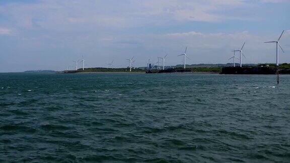 海边有风力涡轮机