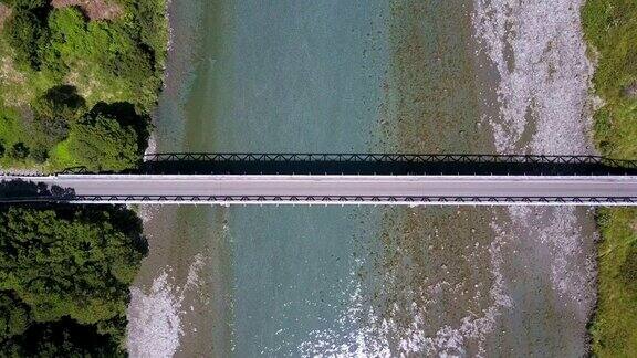 新西兰南岛西海岸绿松石河上的大桥