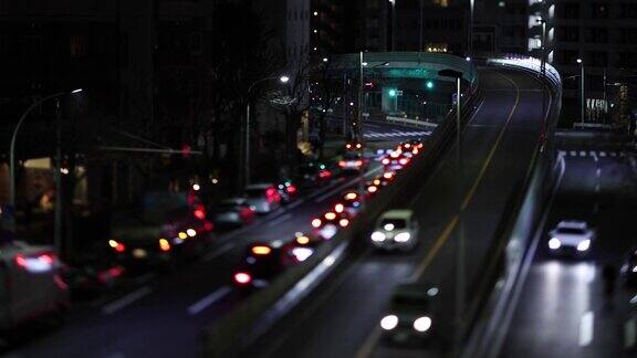 城市街道上微型交通堵塞的夜景