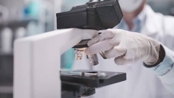 科学家在科学实验室使用显微镜进行研究研究在化学和生物实验中使用科学的医学设备技术
