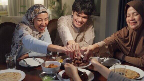 开斋节是穆斯林亚洲家庭的开斋晚餐吃枣子水果来打破盛宴斋月期间在家吃传统食物伊斯兰清真饮食在伊斯兰教