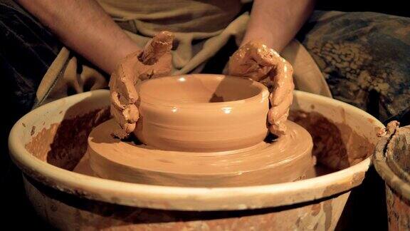陶工在轮子上塑造一个基本的浅碗