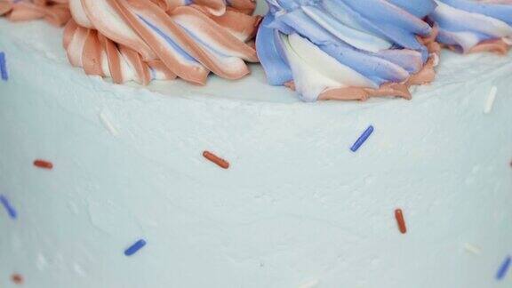 红色、白色和蓝色的圆蛋糕上有奶油糖霜