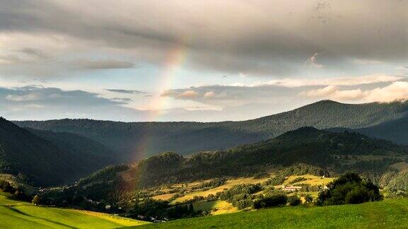 彩虹越过绿色的乡村景观时光流逝