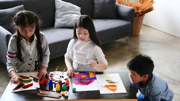 孩子们在客厅里一起画画和玩耍
