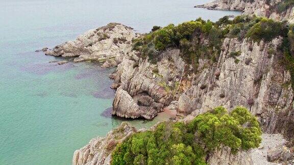红色岩石背后平静的绿松石海