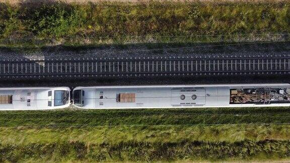 正上方航拍的一列高速客运列车在农村高质量4k镜头