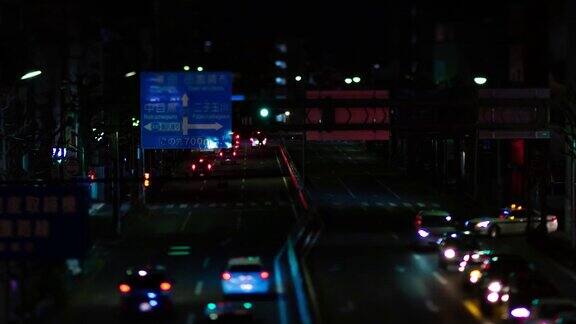 在东京的城市街道上一个夜晚的时间流逝的微型交通堵塞