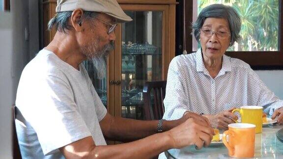 亚洲老夫妇在家里喝咖啡