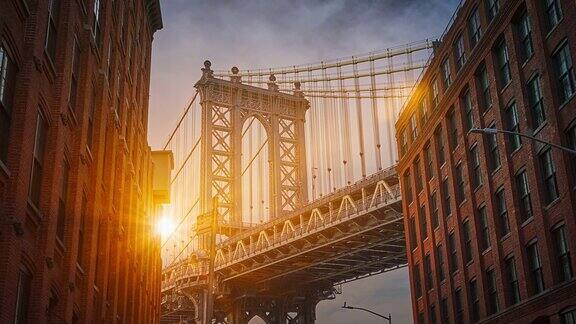 曼哈顿桥和建筑物之间的阳光