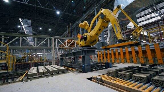 在一个现代化的工厂里工作臂在生产线上移动砖块