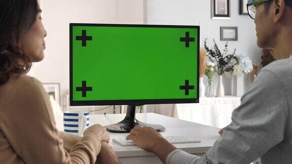 两个人用电脑对着绿屏说话色度键