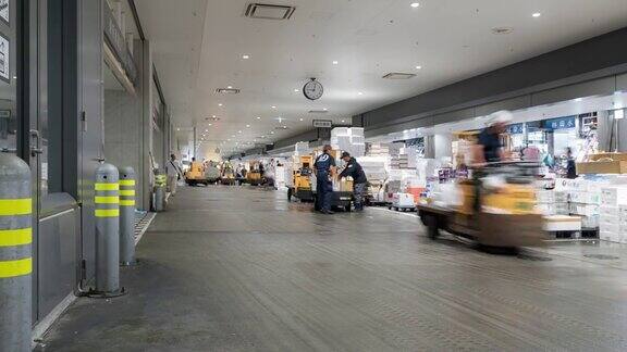 延时:商人工人和顾客拥挤在东洲鱼市在早上时间日本东京