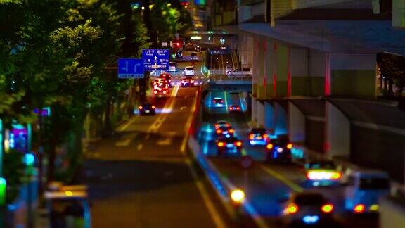 东京高速公路下的一晚微型交通堵塞