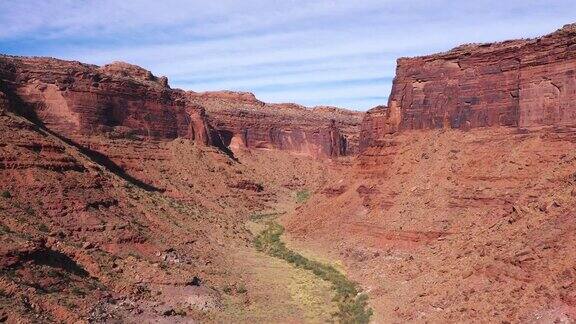 鸟瞰图深峡谷峡谷与红色岩石巨大和干燥的河床在沙漠