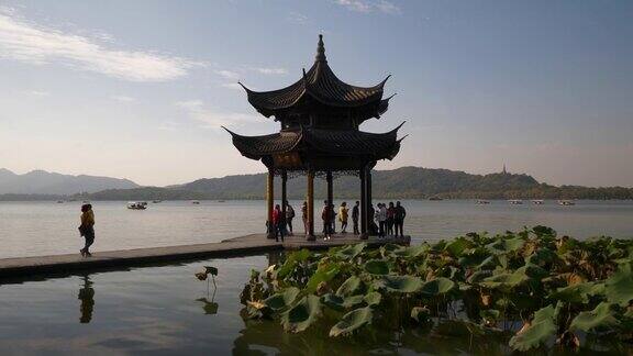 晴朗的一天时间杭州城著名的西湖码头宝塔慢镜头全景4k中国