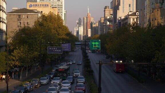 日落时分杭州市区交通街道市中心全景步行桥慢镜头4k中国