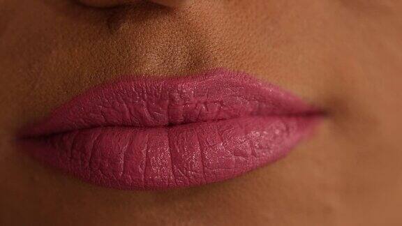 粉红色的嘴唇的女孩