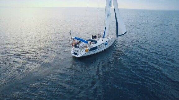 无人机拍摄的白天海上的一艘帆船