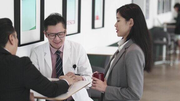 茶歇期间亚裔华人医生在医院咖啡厅与医院管理人员讨论