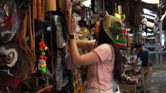 美丽的年轻女子在日惹传统市场购物