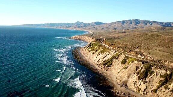 从上面看有山脉和铁轨的加州海岸线