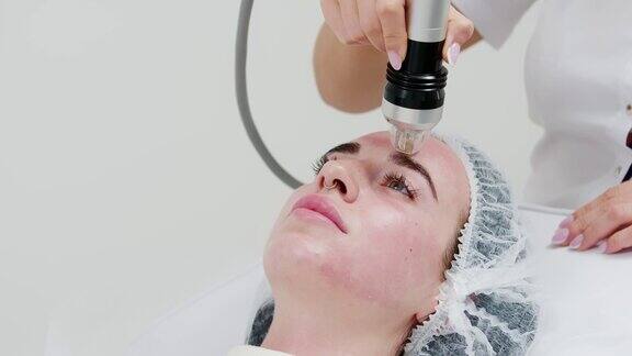 一名年轻女子在一家美容诊所接受射频针的整容手术美容和美容概念