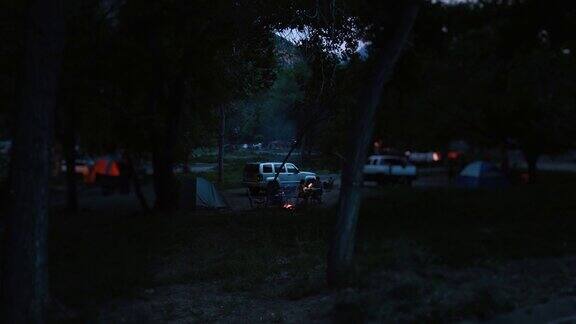 一群人在一个营地的晚上的时间推移