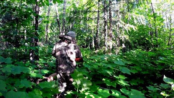 在森林里狩猎的男性猎人