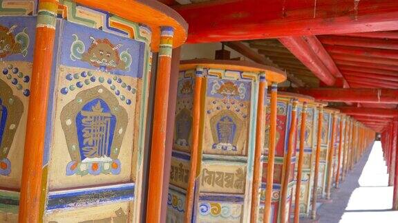 中国青海大寺附近藏传佛教寺院的转经轮