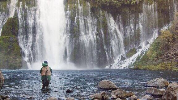在北加州的伯尼瀑布钓鱼的高级妇女